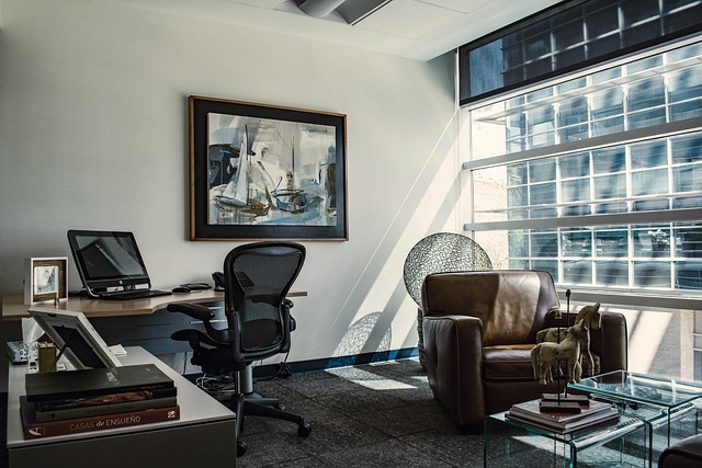 equipe de scientifiques des donnees analysant des metriques de marketing numerique sur grand ecran